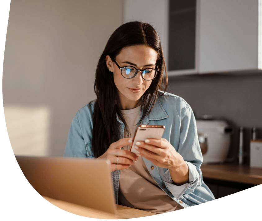 ילדה קוראת משהו בטלפון שלה