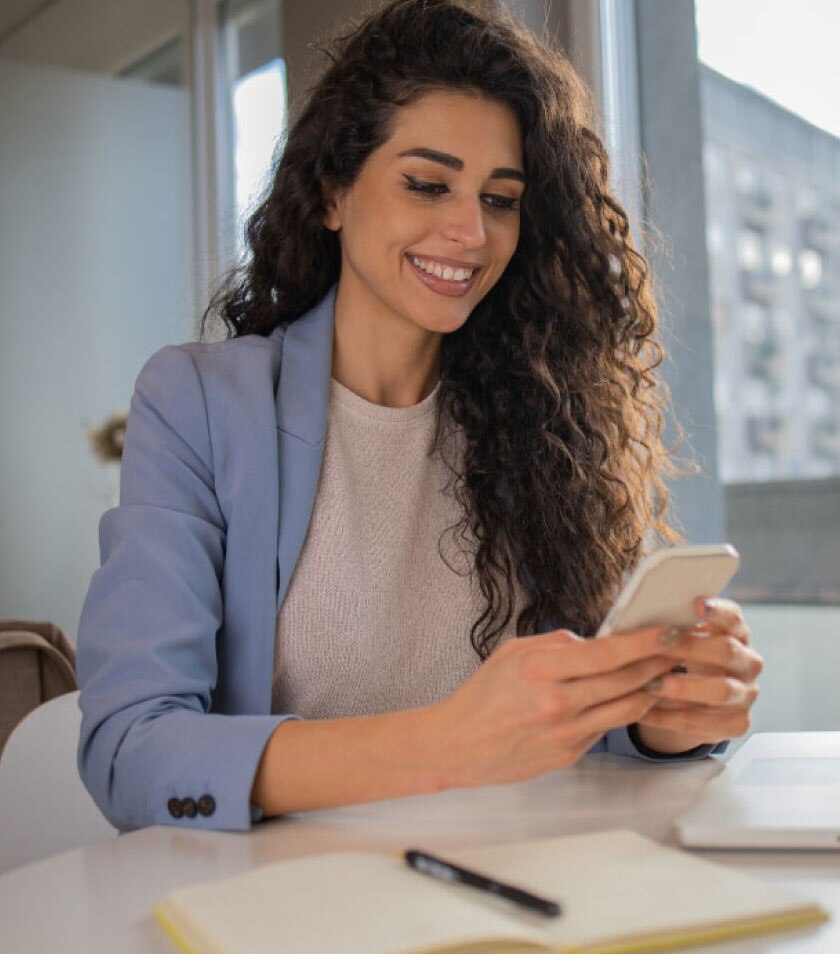ילדה עם סמארטפון בידיים ומחייכת